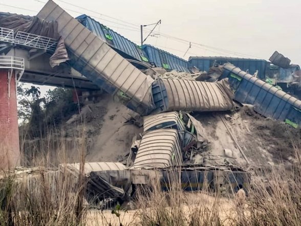 Bihar_Neews_Today_CarrierGood_Railway_Gets_Off_The_Track_At_JCD-Jhajha_Route-1.jpg