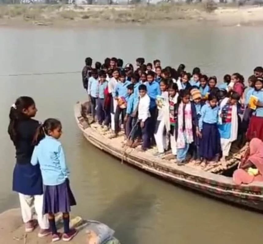 Bihar_News_Today_Students_Go_To_School_By_Crossing_Kosi_River_Through_Boat.jpeg