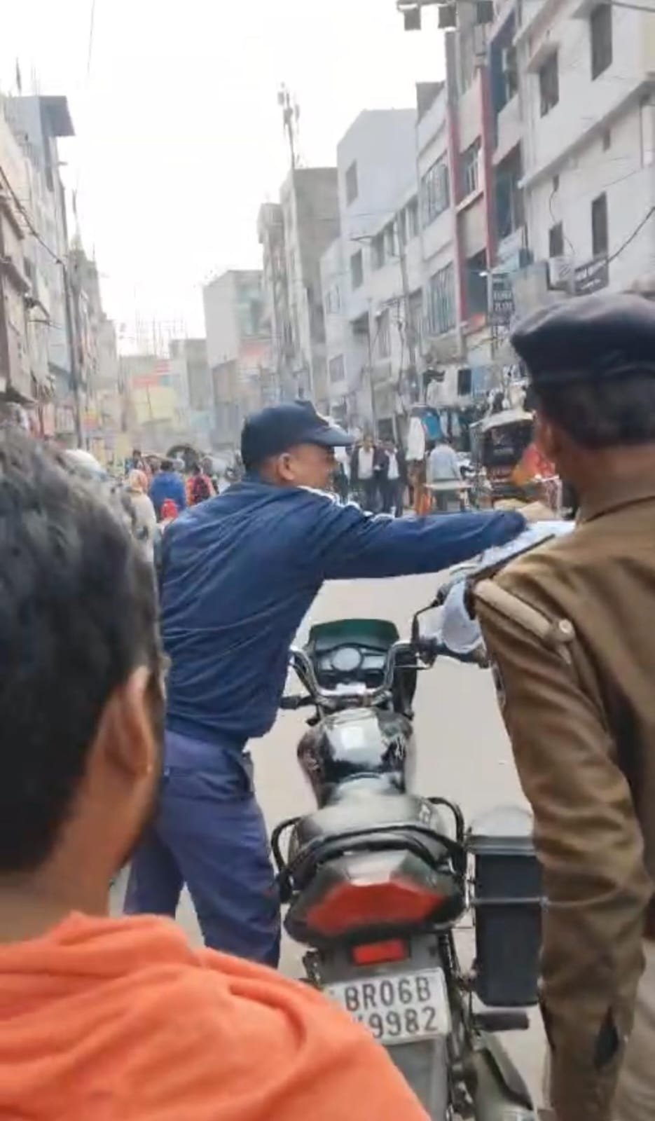 Bihar_News_Today_A_Traffic_Police_Slaps_A_Bike_Rider_in_Muzaffarpur.jpeg