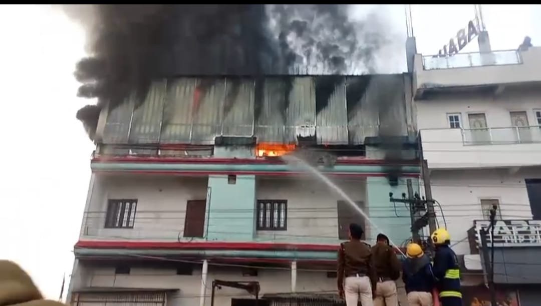 Bihar_News_Today_Fire_breaks_out_in_a_plastic_factory_in_patna.jpeg