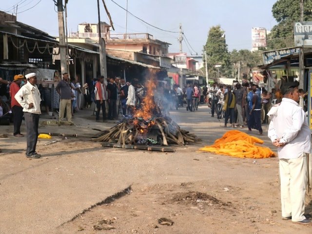 Bihar_News_Today_eldery_women_ceremated_on_road_as_path_to_cremation_ground_was_blocked.jpeg