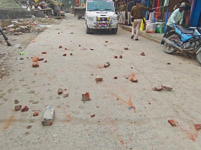 Bihar_News_Today_in_jahanabad_villagers_pelt_stones_at_police_removing_encroachments.jpg