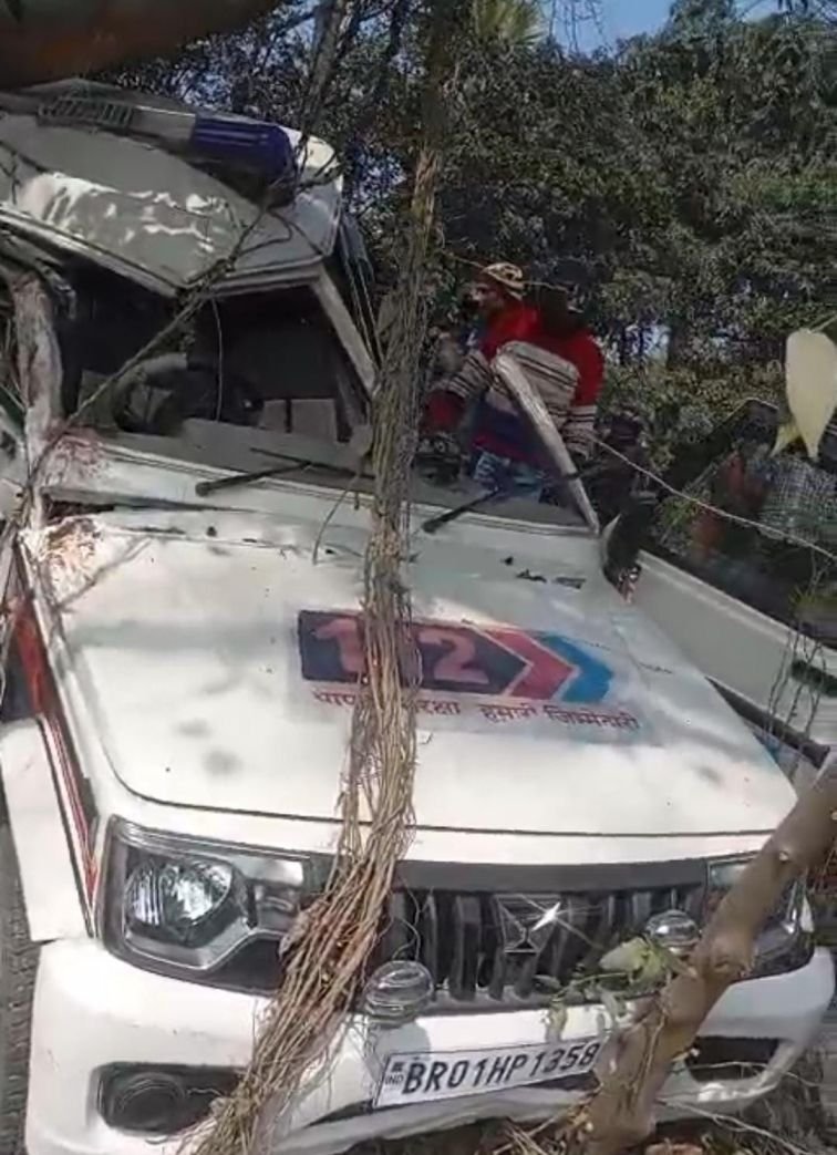 Bihar_News_Today_Dial_112_Police_Vehicle_Collided_With_Tree_4_Officer_Injured.jpg