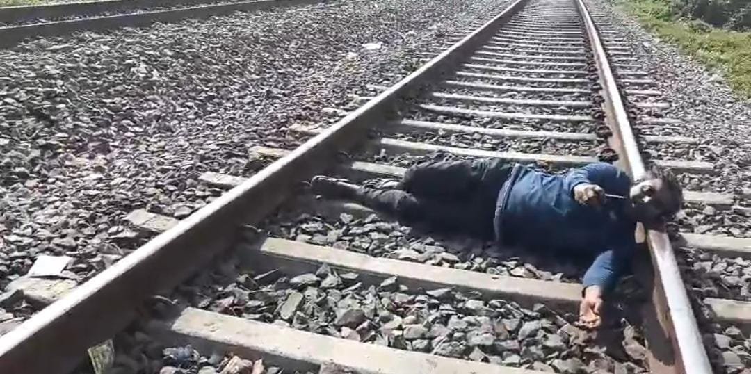 Bihar_News_Today_Husband_Attempted_To_Suicide_By_Lying_On_Railway_Track.jpeg
