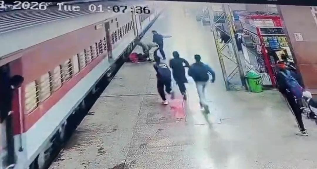 Bihar_News_Today_RPF_Officer_Saves_A_Woman_From_Coming_Under_Train_At_Danapur_Station.jpeg