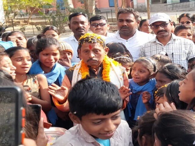Bihar_News_Today_Students_Got_Emotional_At_The_Farewell_Of_Their_Teacher_In_Gaya.jpeg
