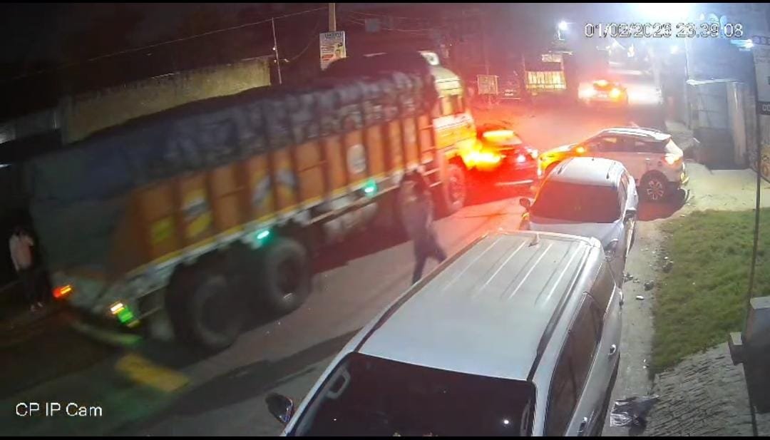 Bihar_News_Today_Truck_Collides_With_Car_And_Drags_It_To_100M_In_Samastipur.jpeg