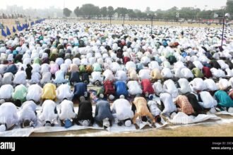 patna-india-june-17-muslim-people-offering-namaz-on-the-occasion-of-eid-al-adha-bakrid-festival-at-gandhi-maidan-on-june-17-2024-in-patna-india-photo-by-santosh-kumarhindustan-timessipa-usa-2XCKYPD