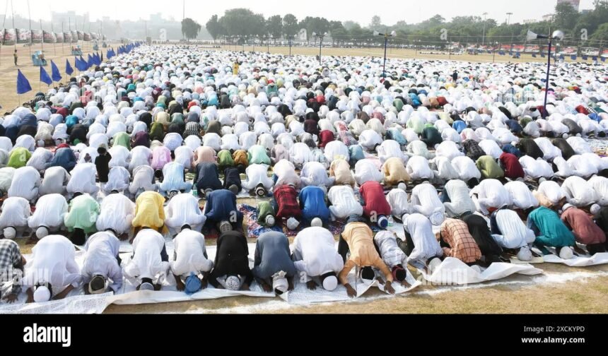 patna-india-june-17-muslim-people-offering-namaz-on-the-occasion-of-eid-al-adha-bakrid-festival-at-gandhi-maidan-on-june-17-2024-in-patna-india-photo-by-santosh-kumarhindustan-timessipa-usa-2XCKYPD