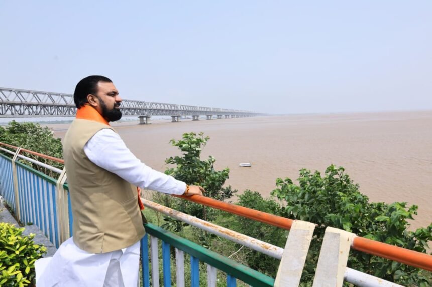 samrat-choudhary-inspects-rising-ganga-water